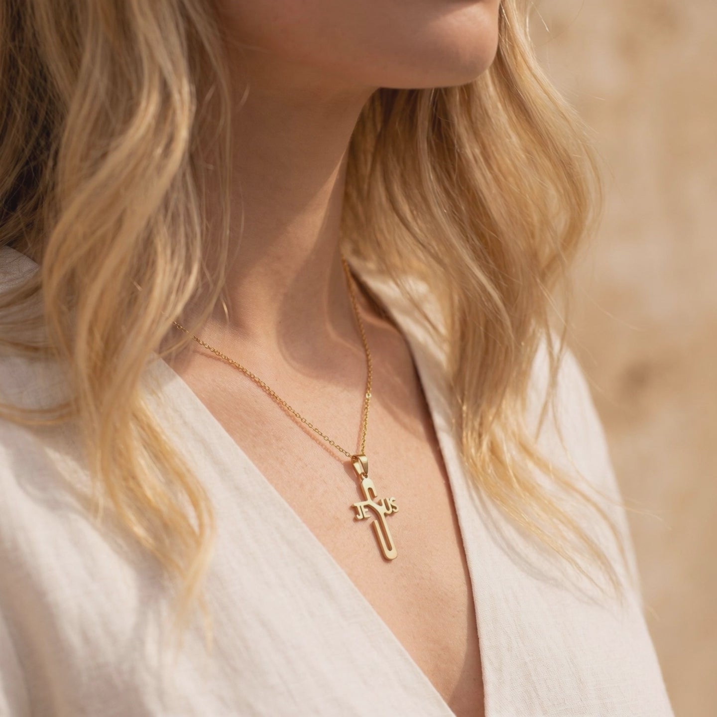 YLQ49684-cross necklace lifestyle video