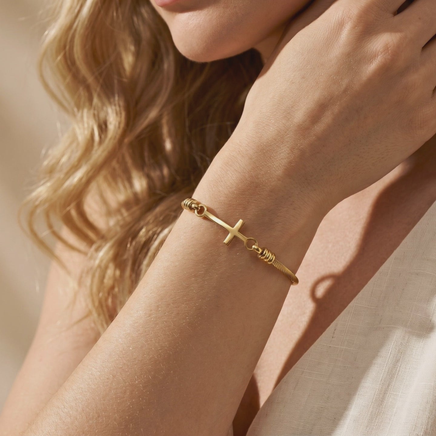 YLQ49802-bracelet lifestyle video