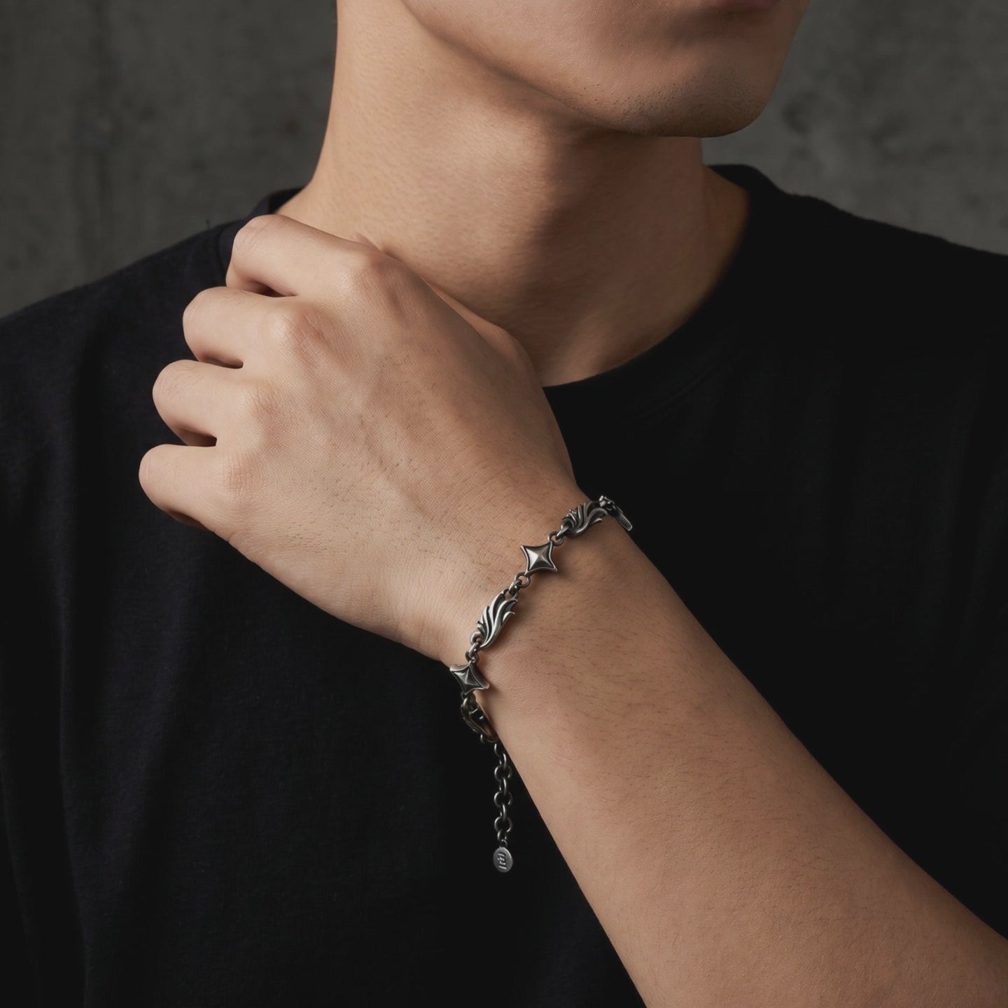 YLQ50075-bracelet lifestyle video