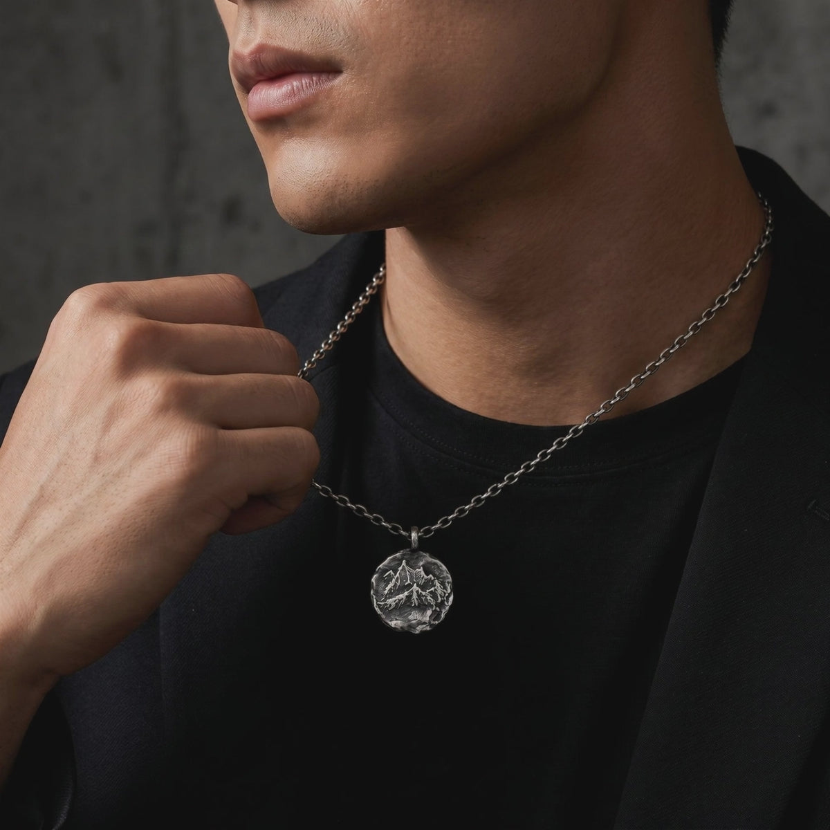 YLQ49948-Necklace lifestyle video