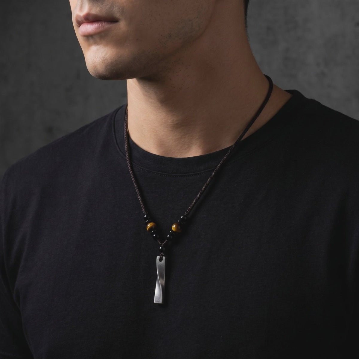 YLQ49947-Necklace lifestyle video
