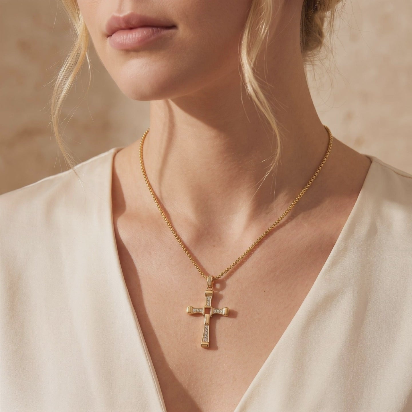 YLQ49672-cross necklace lifestyle video