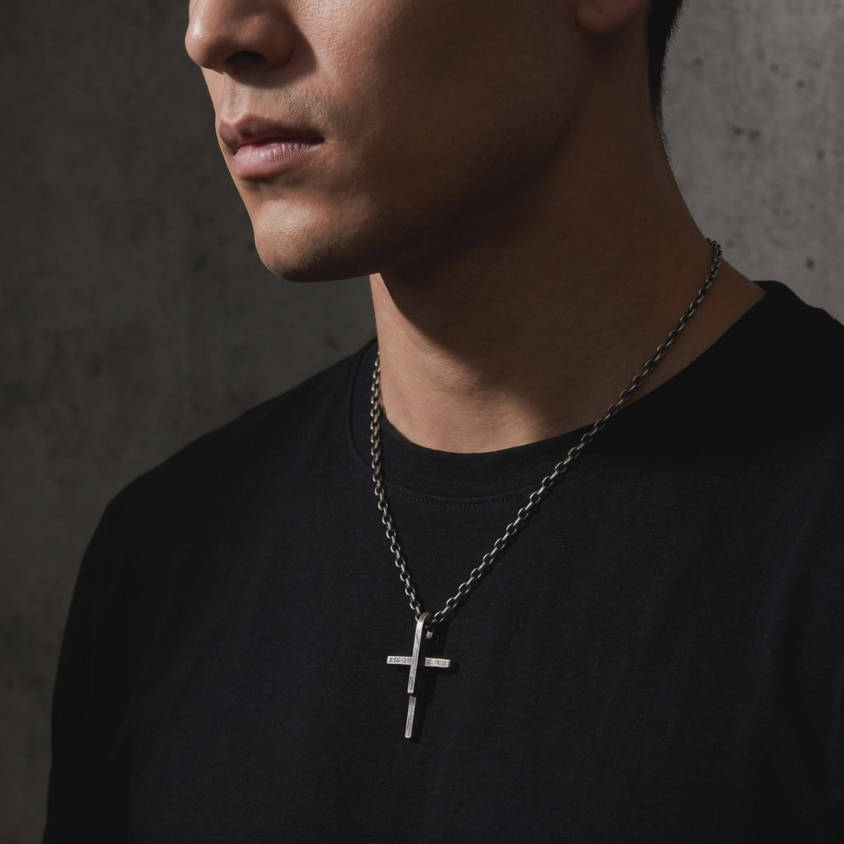 YLQ49939-Necklace lifestyle video