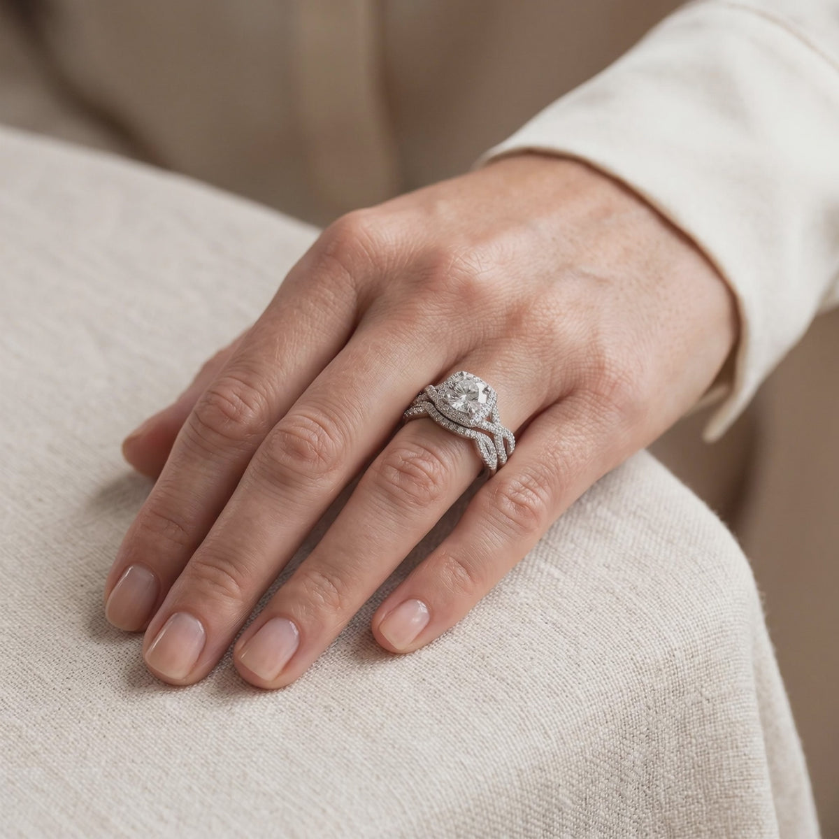 Round Cut 2Pcs Diamond Bridal Ring Set — Lifestyle video (10 seconds)