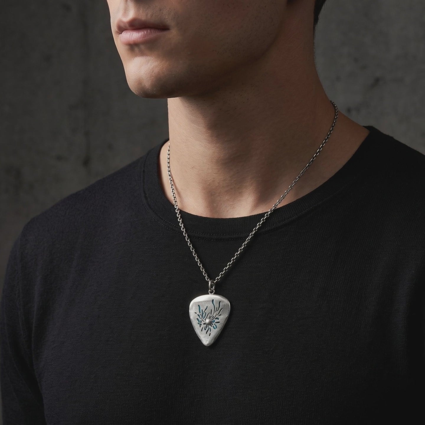 YLQ49963-Necklace lifestyle video