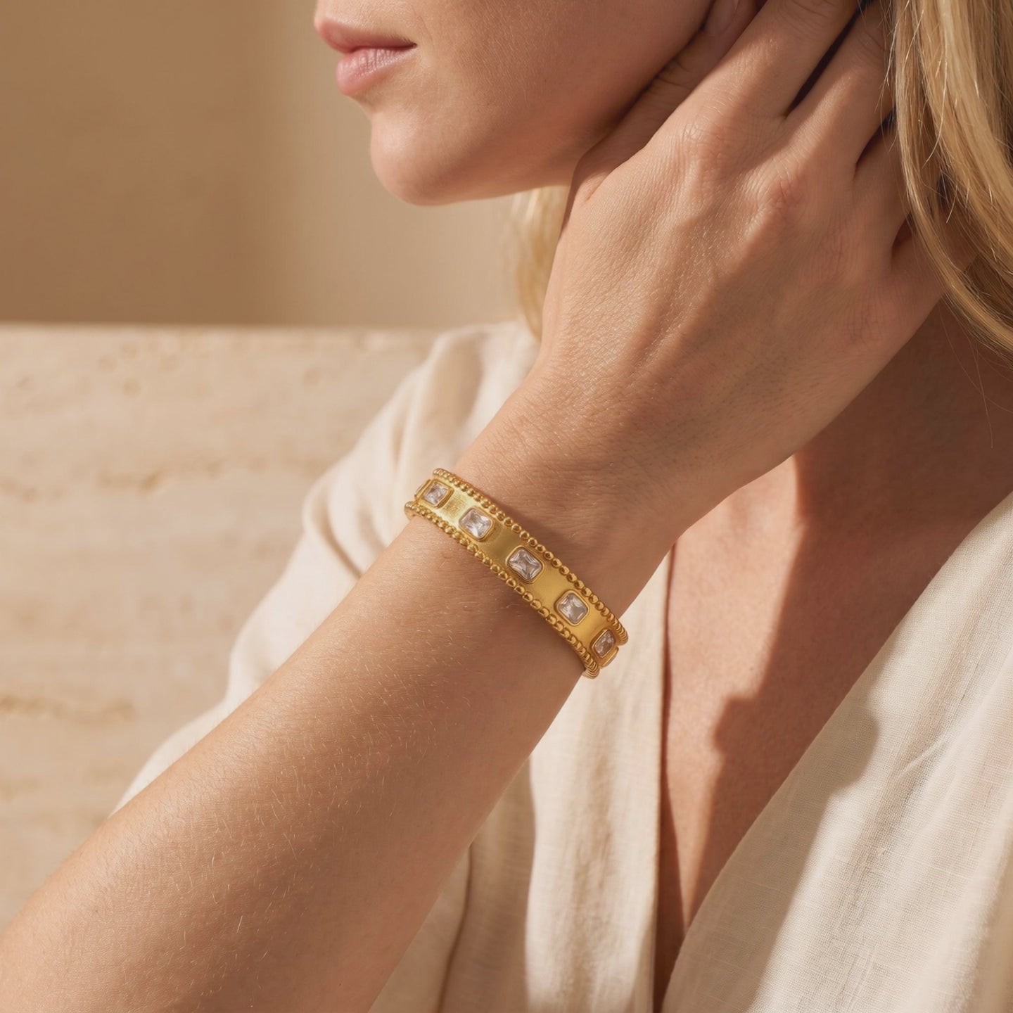 YLQ49438-bracelet lifestyle video