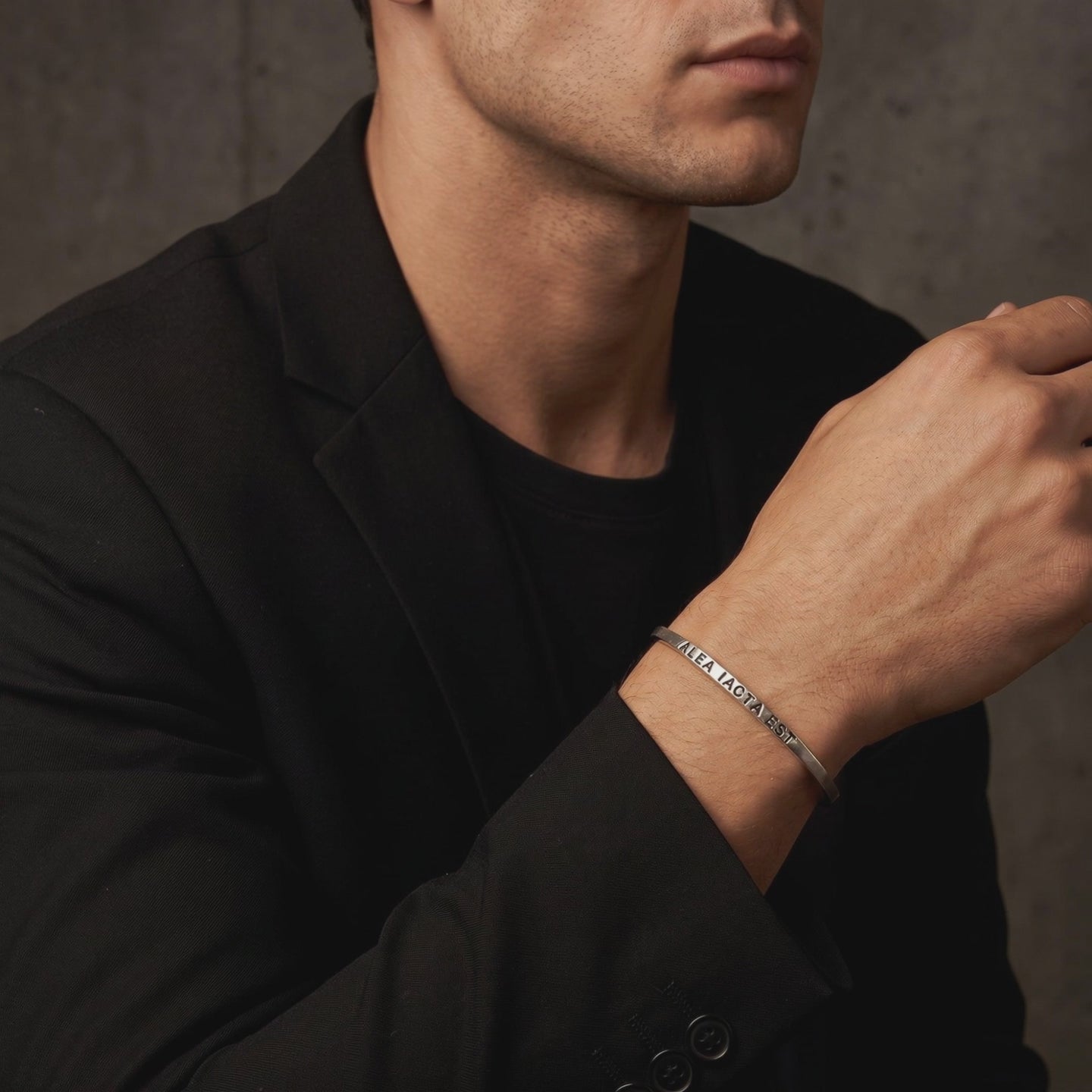 YLQ50236-bracelet lifestyle video