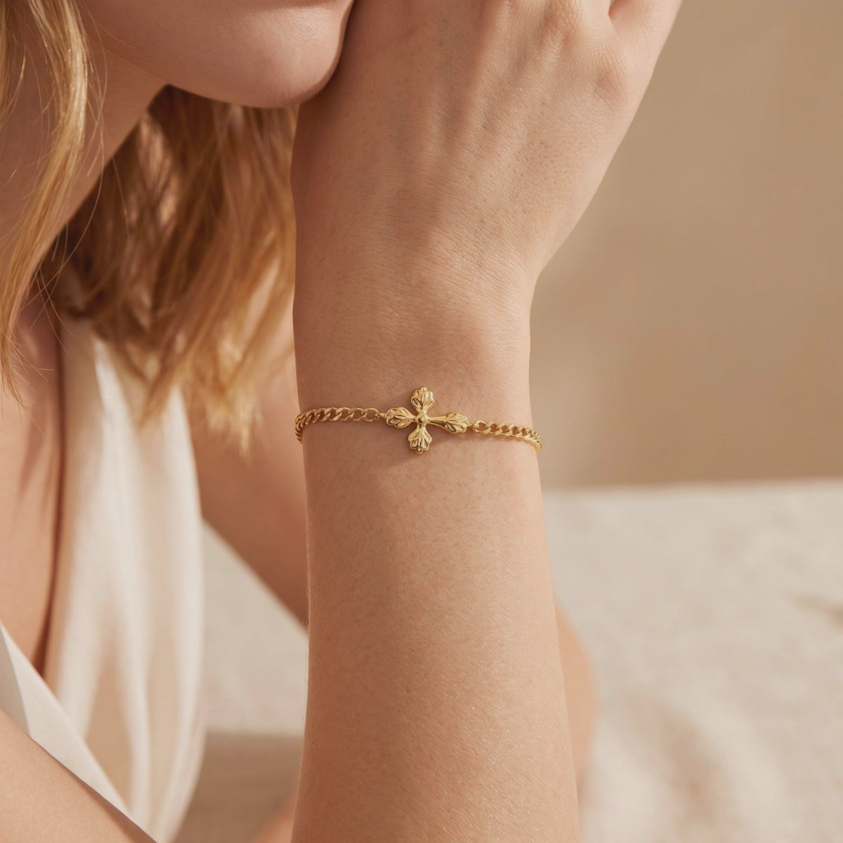 YLQ49816-bracelet lifestyle video