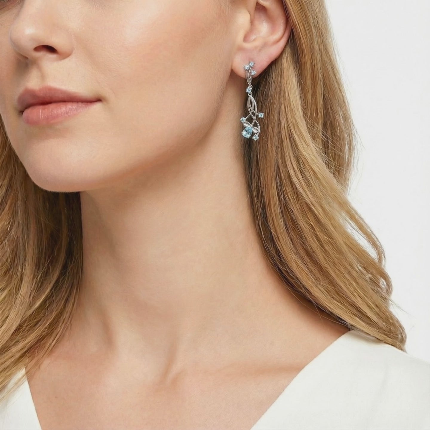 Lyriane drop earrings in solid gold.