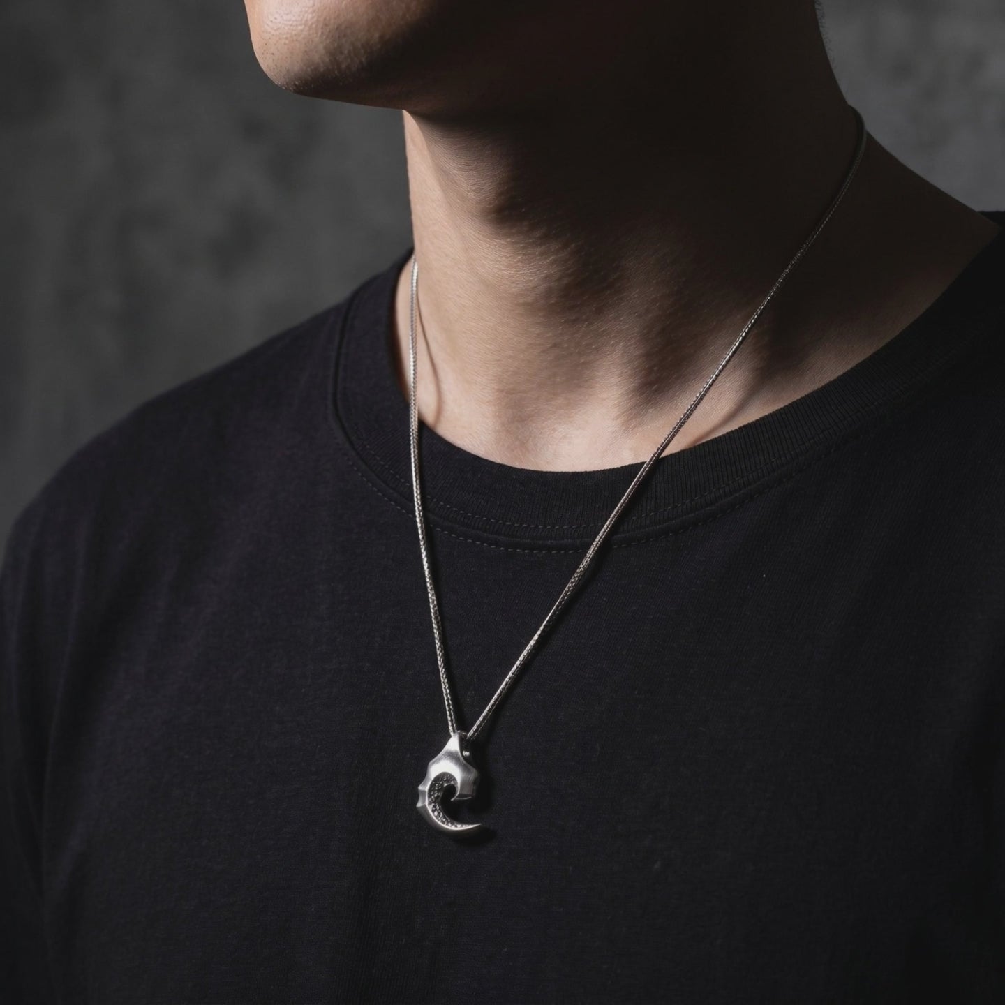 YLQ49928-Necklace lifestyle video