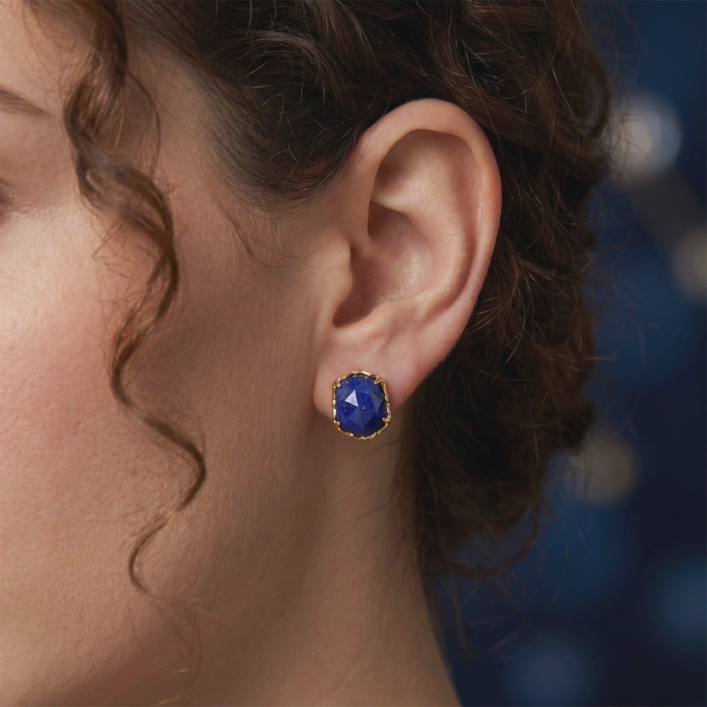 Hexagon Lapis Lazuli drop earrings in solid gold.