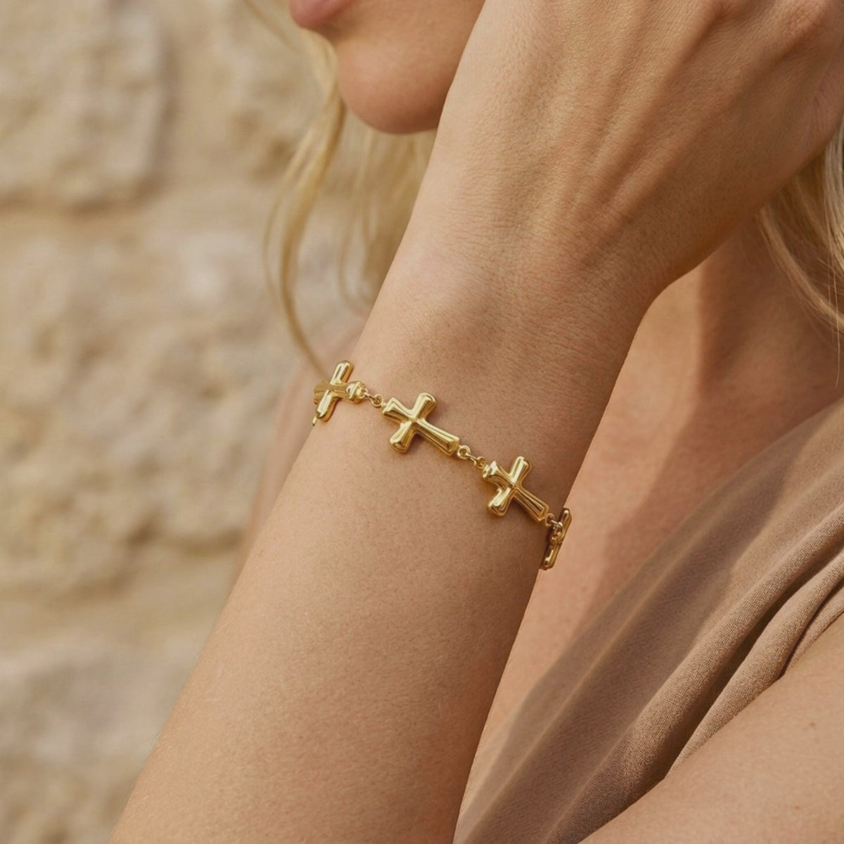 YLQ49795-bracelet lifestyle video