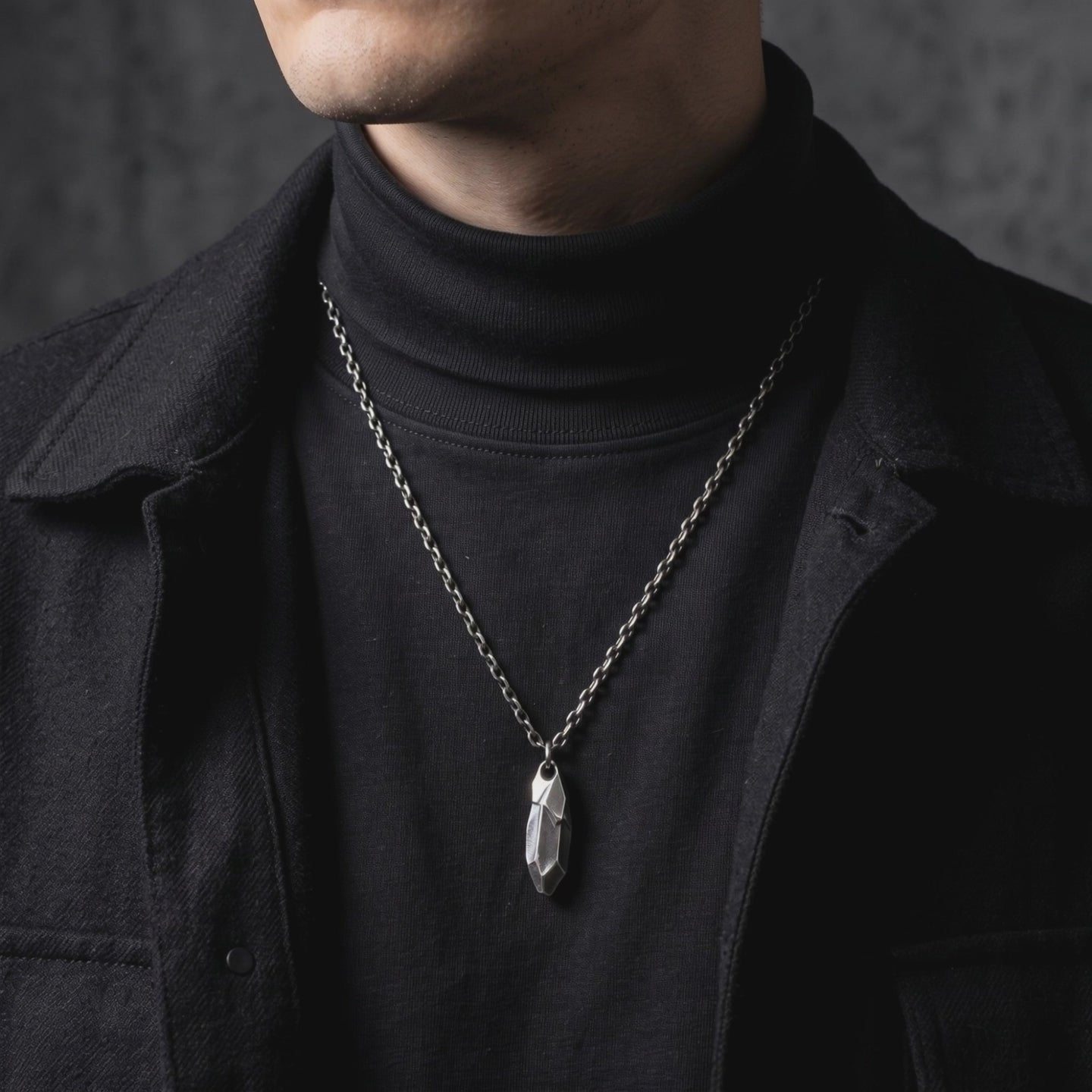 YLQ49931-Necklace lifestyle video