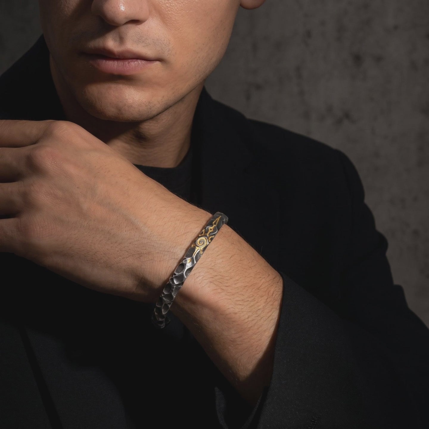 YLQ50083-bracelet lifestyle video