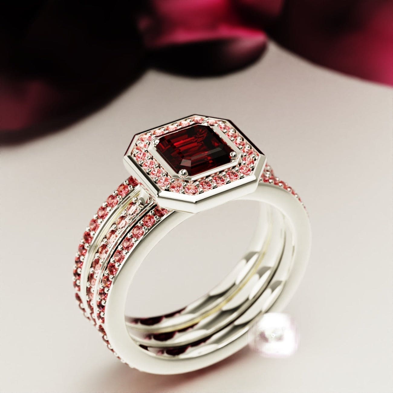 Devoción: Juego de anillos con halo de granate de talla esmeralda - Plata de ley S925